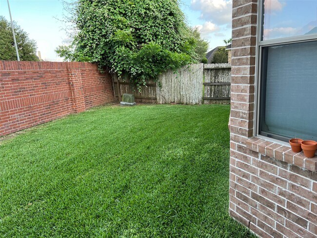 Building Photo - 5547 Linden Rose Ln