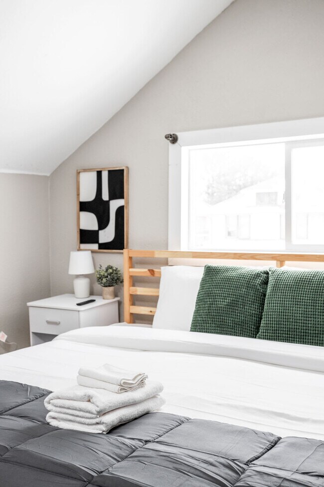 Building Photo - 325 N Bancroft St