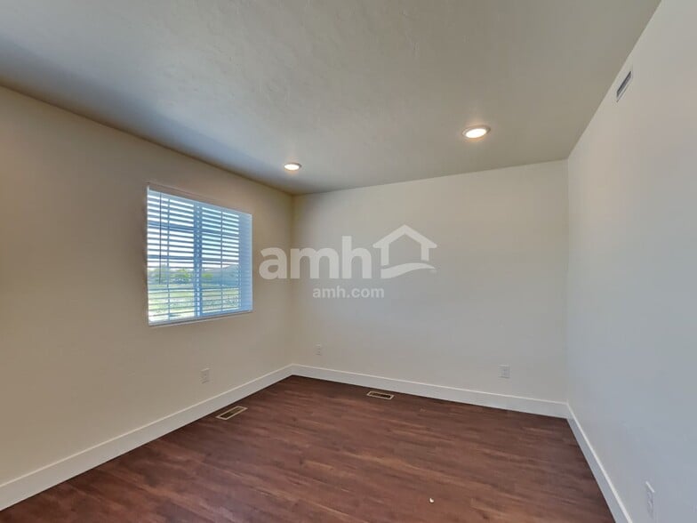 Building Photo - 967 N Nichole Ave