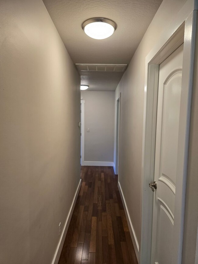 Building Photo - Large and stunning home in rural Sebastopol!
