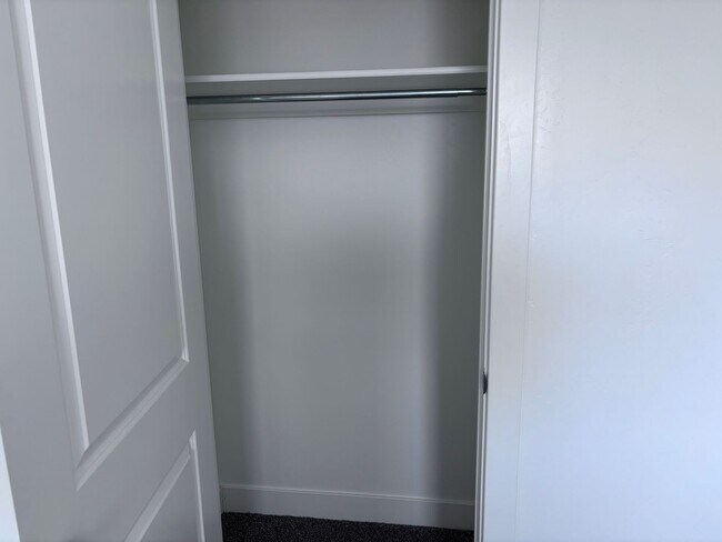 Building Photo - 4 bed | 2 1/2 bath | 2 car garage in Deser...