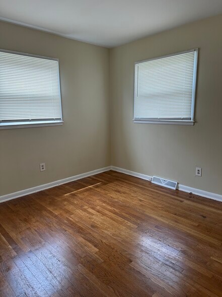 Building Photo - 2119 Jasmine Dr