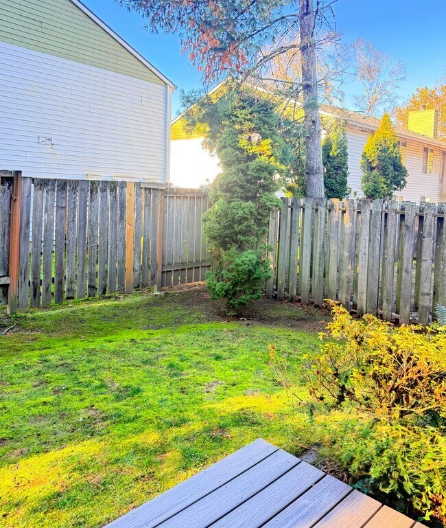 Building Photo - Bright & Beautiful Townhome- Fully Remodeled Kitchen and Bathrooms - Spacious Yard!