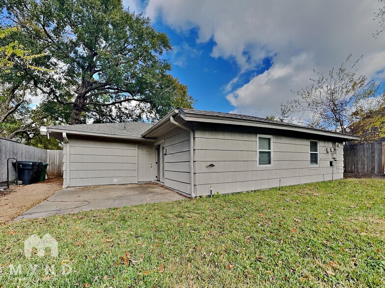 Building Photo - 7519 Schiller St