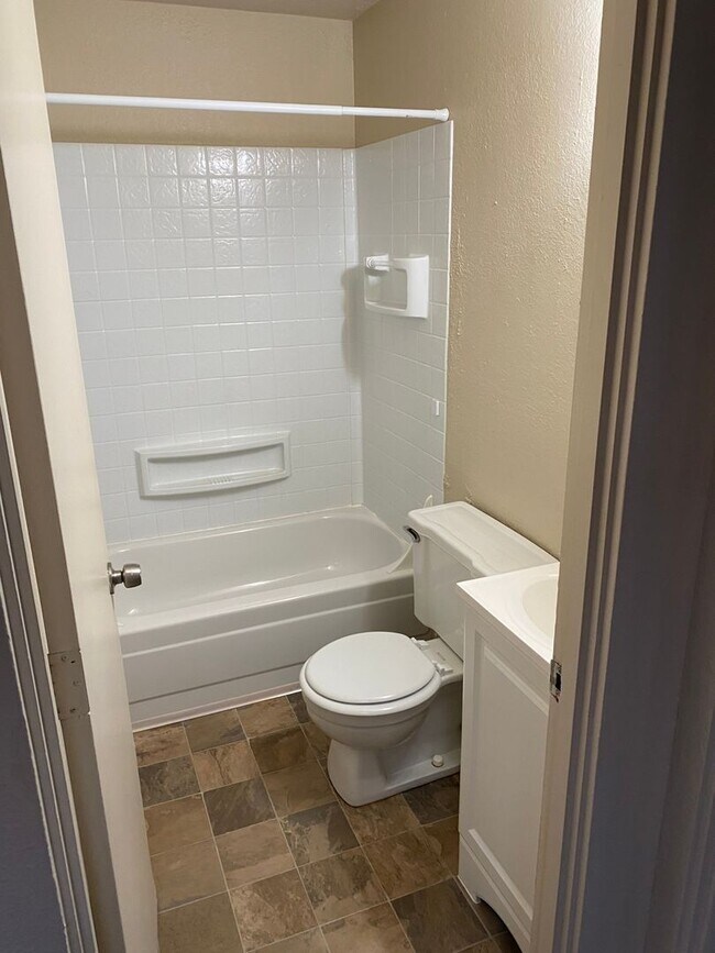 Building Photo - (690) Circle Court - 1 Bedroom / 1 Bathroom