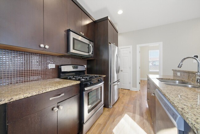 Building Photo - 4742 N Sawyer Ave