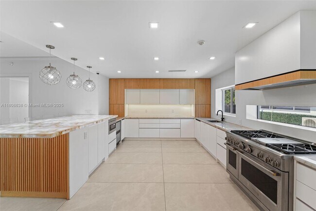 Building Photo - 3748 Prairie Ave