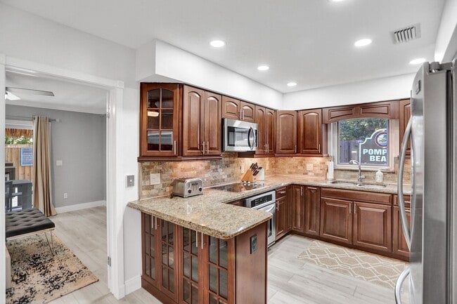 Building Photo - 470 SE 4th Ct