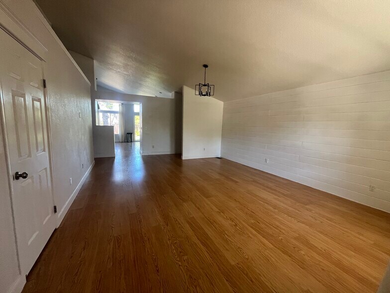 Building Photo - 705 Summer Cir