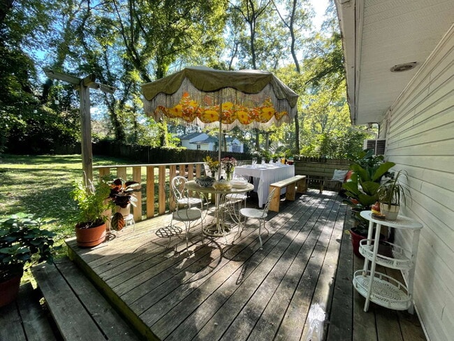 Building Photo - Phenomenal Downtown River View!