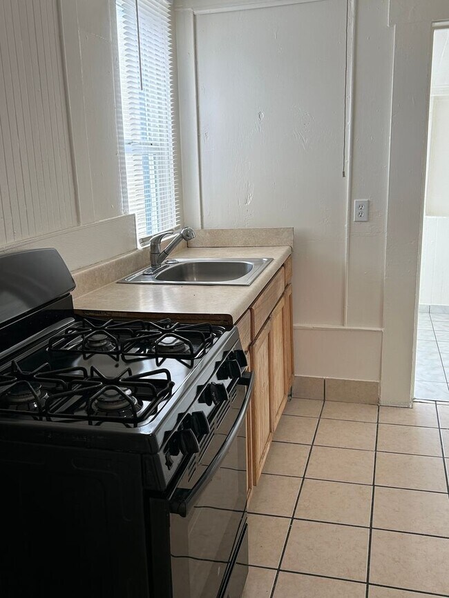 Building Photo - Hayward One Bedroom Duplex