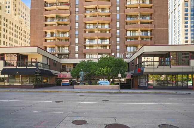 Building Photo - $1,395.95 - 1 Bed, 1 Bath Condo in Downtown Denver with Central AC, and Building amenities.