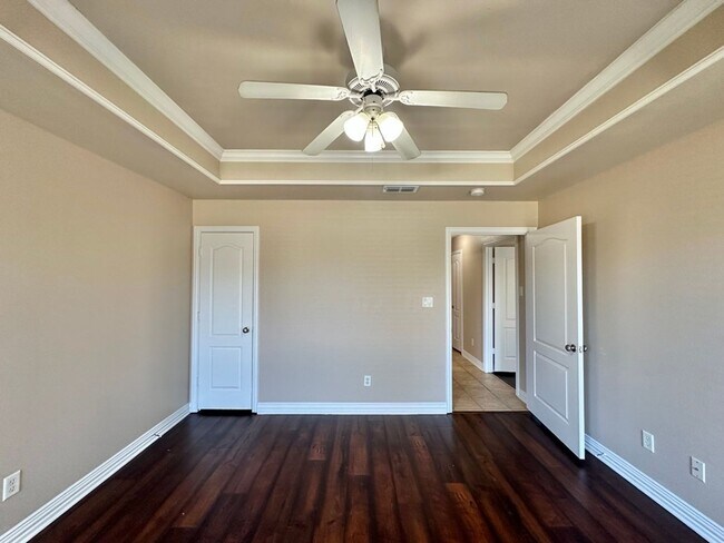 Building Photo - 2040 Yasmeen Cir