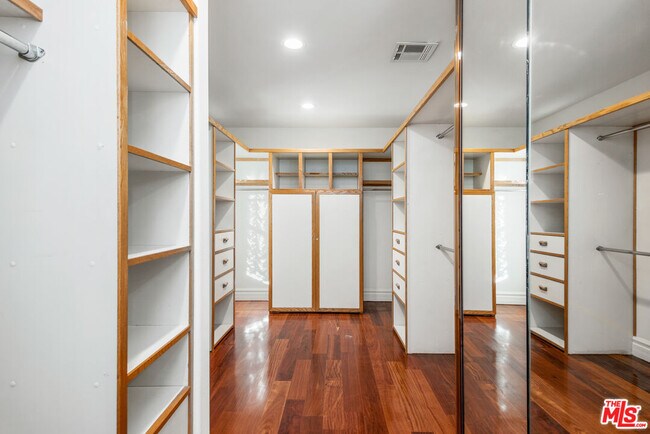 Building Photo - 7940 Vulcan Dr
