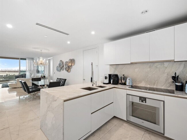 Building Photo - 10203 Collins Ave