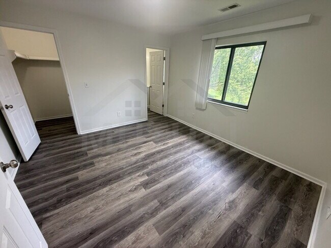 Building Photo - 1560 Meadowside Dr