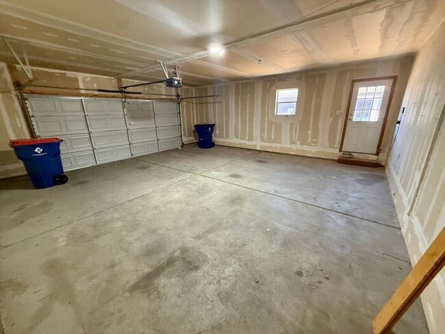 Building Photo - 3 Bed 2 Bath Duplex in Milliken with Overs...