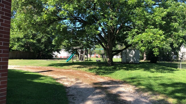 Building Photo - Charming brick home in a quiet neighborhood