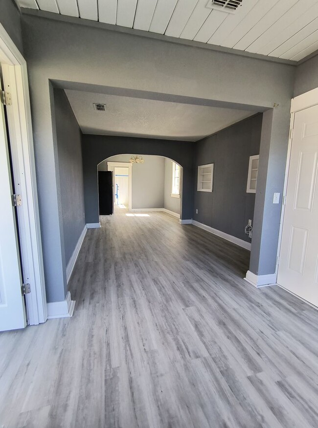 Building Photo - $400 OFF SECOND MONTH --- 2-Bedroom WITH SUNROOM Home for Rent in Downtown Winter Haven!!