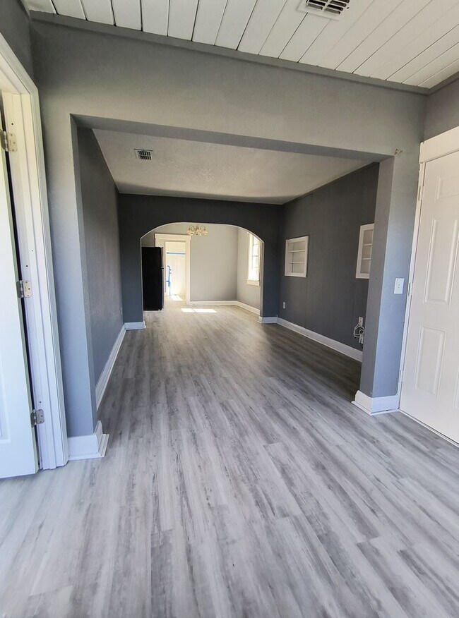 Building Photo - $630 OFF SECOND MONTH --- 2-Bedroom WITH SUNROOM Home for Rent in Downtown Winter Haven!!