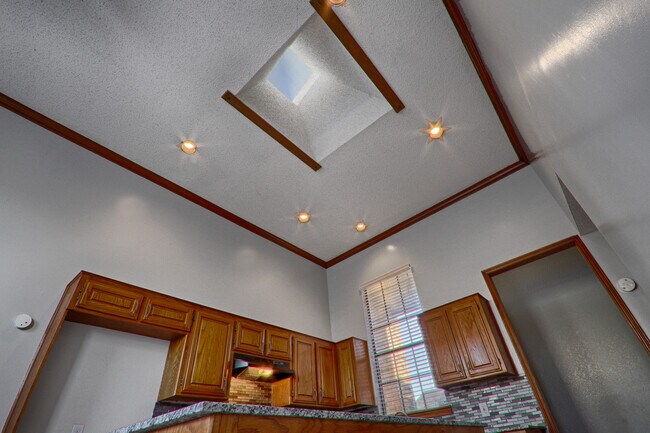 Building Photo - Beautiful house in Yukon 3 bed and 2 bath