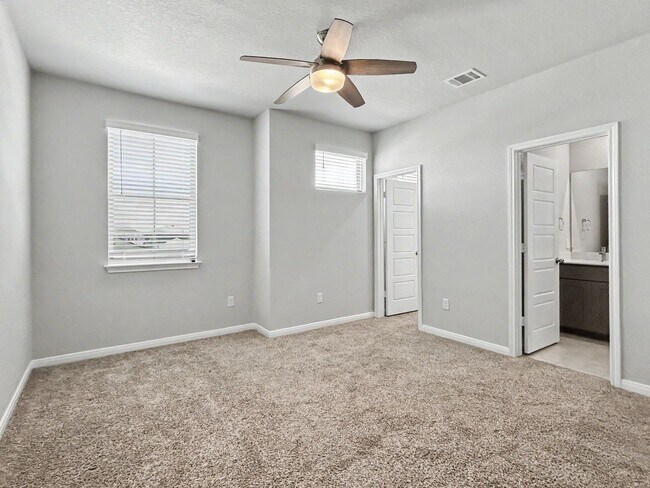 Building Photo - Modern New Braunfels Home with Flexible Upstairs Living Spaces