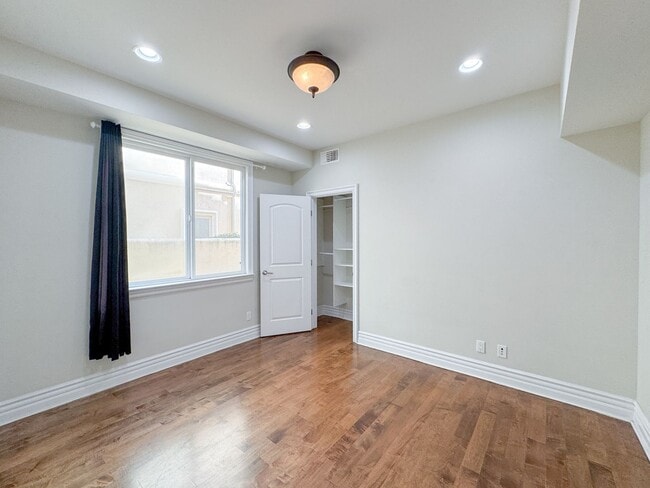 Building Photo - Lavish Estate Home w/4700sf+Central A/C & ...