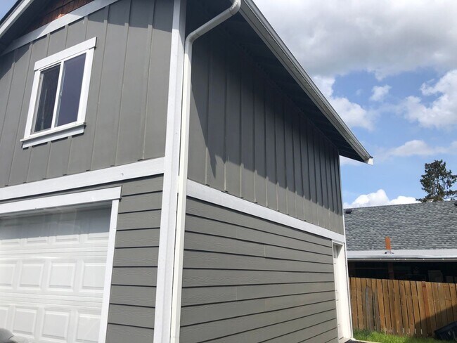 Building Photo - Newer Pet Friendly Home with detached Garage close to Barkley Trail system