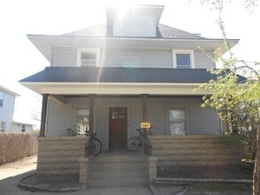 Building Photo - 4 Bed 2 Bath close to UWEC!