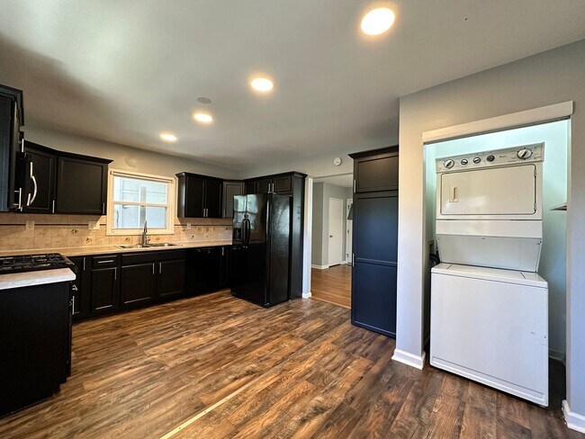 Building Photo - 3 bedroom 2 bath home in a great area filled with tons of extras you will LOVE!