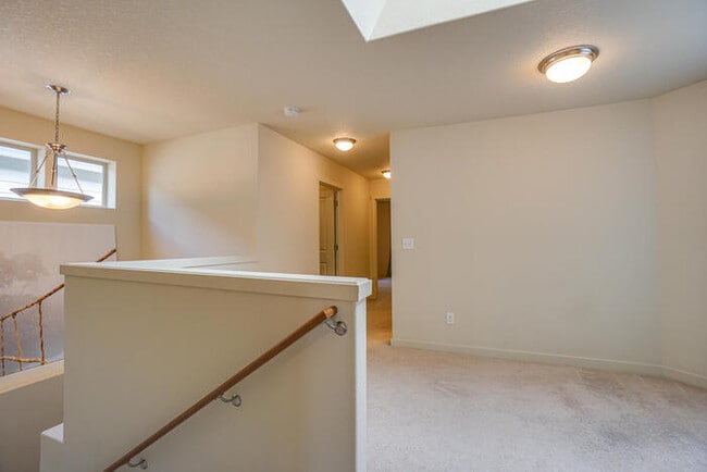Building Photo - THREE BEDROOM HOUSE