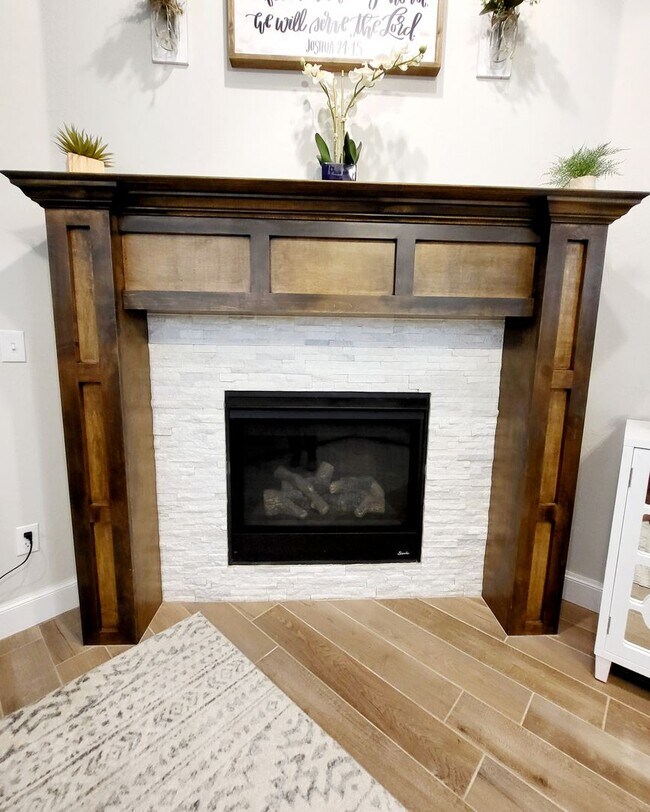 Building Photo - You Could Call This Beautiful 4-Bed, 2-Bat...