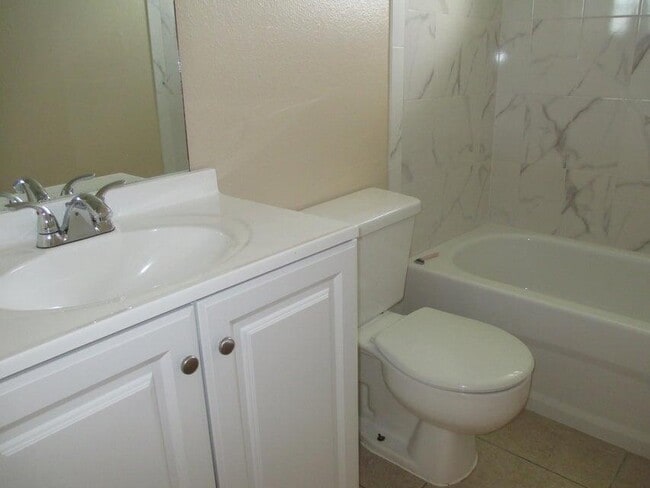 Building Photo - 1512 SE Royal Green Cir