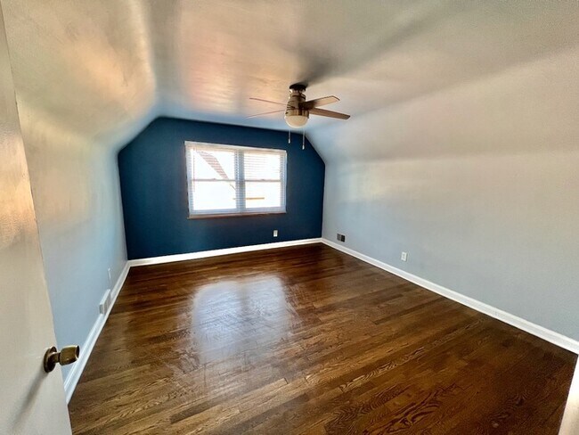 Building Photo - Immaculate large Kennedy Heights Home!