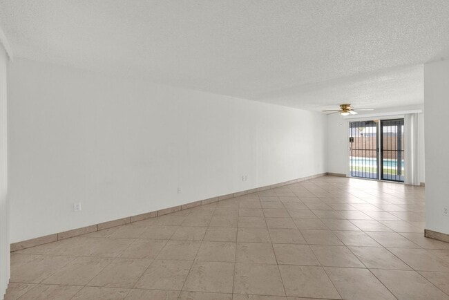 Building Photo - Great 3 bed 2 bath home with a pool!