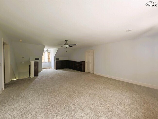 Building Photo - 609 Shoreline Dr