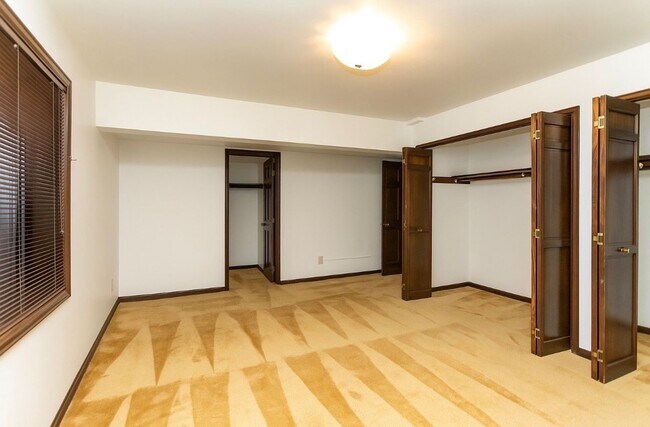 Building Photo - Charming home with Golf Course Views!!!