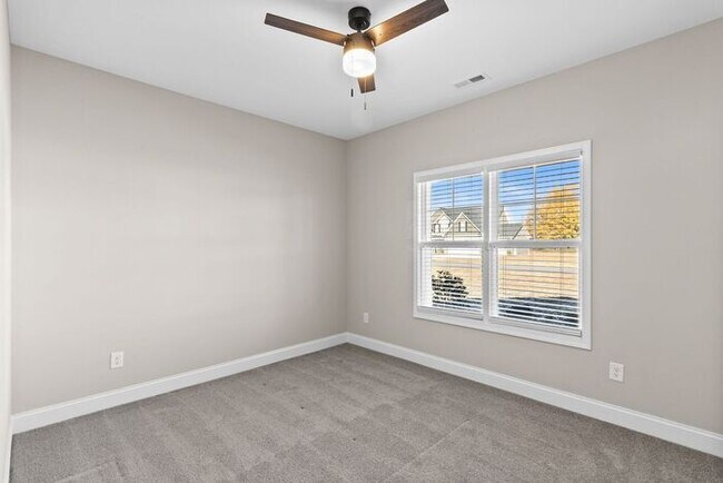 Building Photo - 3 Bedroom, 2.5 Bath Home with Bonus Room