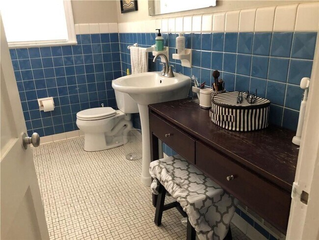 Building Photo - 2920 Windsor Rd