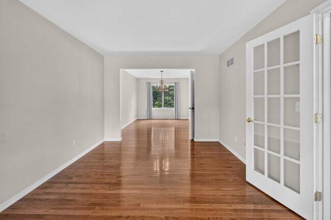 Building Photo - 392 Sedgewood Ln