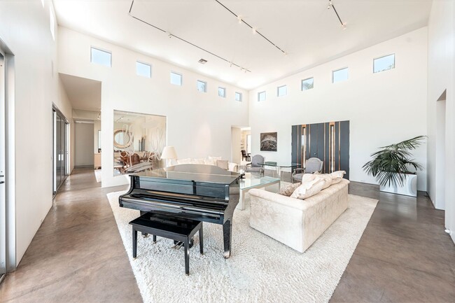 Building Photo - 10272 Overhill Dr