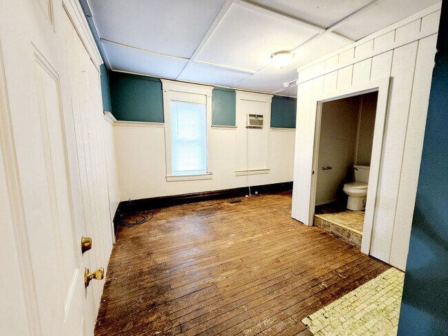 Building Photo - 5 Bedroom/ 2 Bathroom House - Downtown Available - 06/04/2026