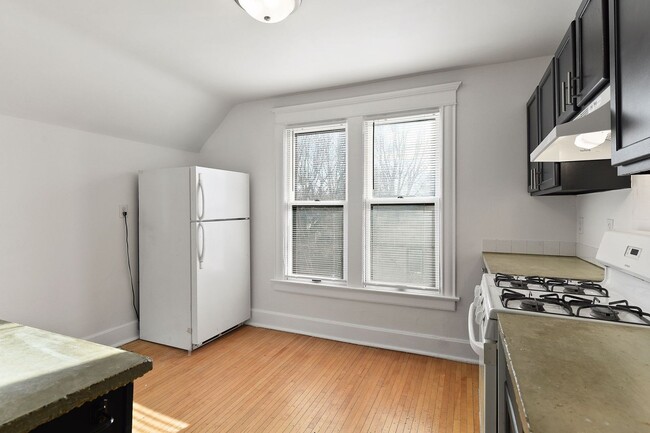 Building Photo - 420 N Oliver Ave