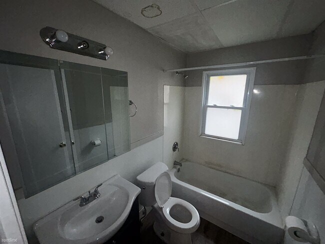 Building Photo - 2 br, 1 bath Duplex - 390 East 162nd Stree...