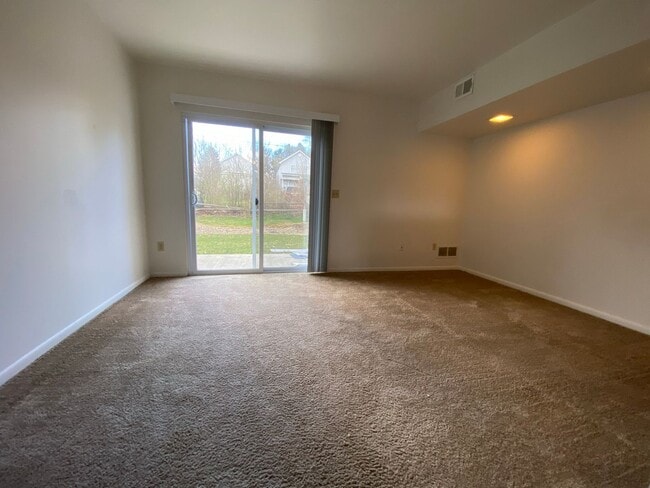 Building Photo - Amazing Two Bedroom Townhouse in Zelienopl...