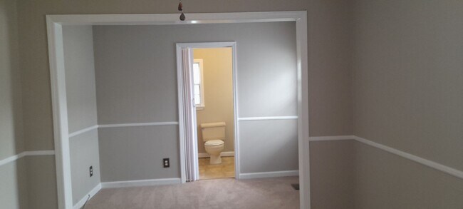 Building Photo - 2 bedroom 2 Bath home located off North Ac...