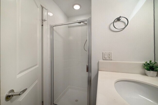 Building Photo - 2bd/1.75ba Bellevue Condo