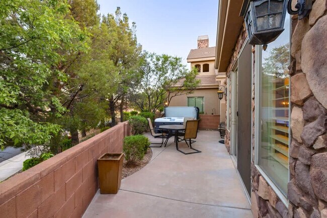 Building Photo - 1922 N Pebble Beach Dr