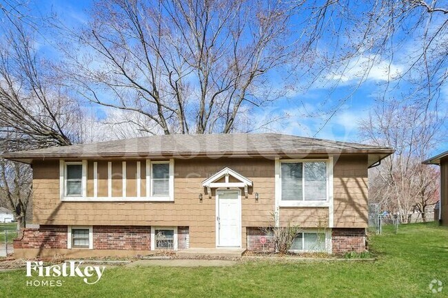 Building Photo - 301 NE Lakeview Dr