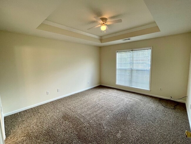 Building Photo - 4 Bedrooms in Eastern Oaks